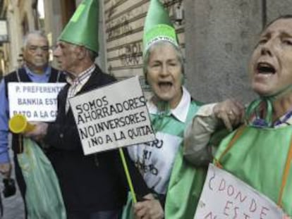 Afectados por las preferentes protestan en los alrededores de la Audiencia Nacional. EFE/Archivo