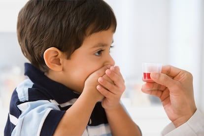 Un niño tomando medicina, en Colombia.
