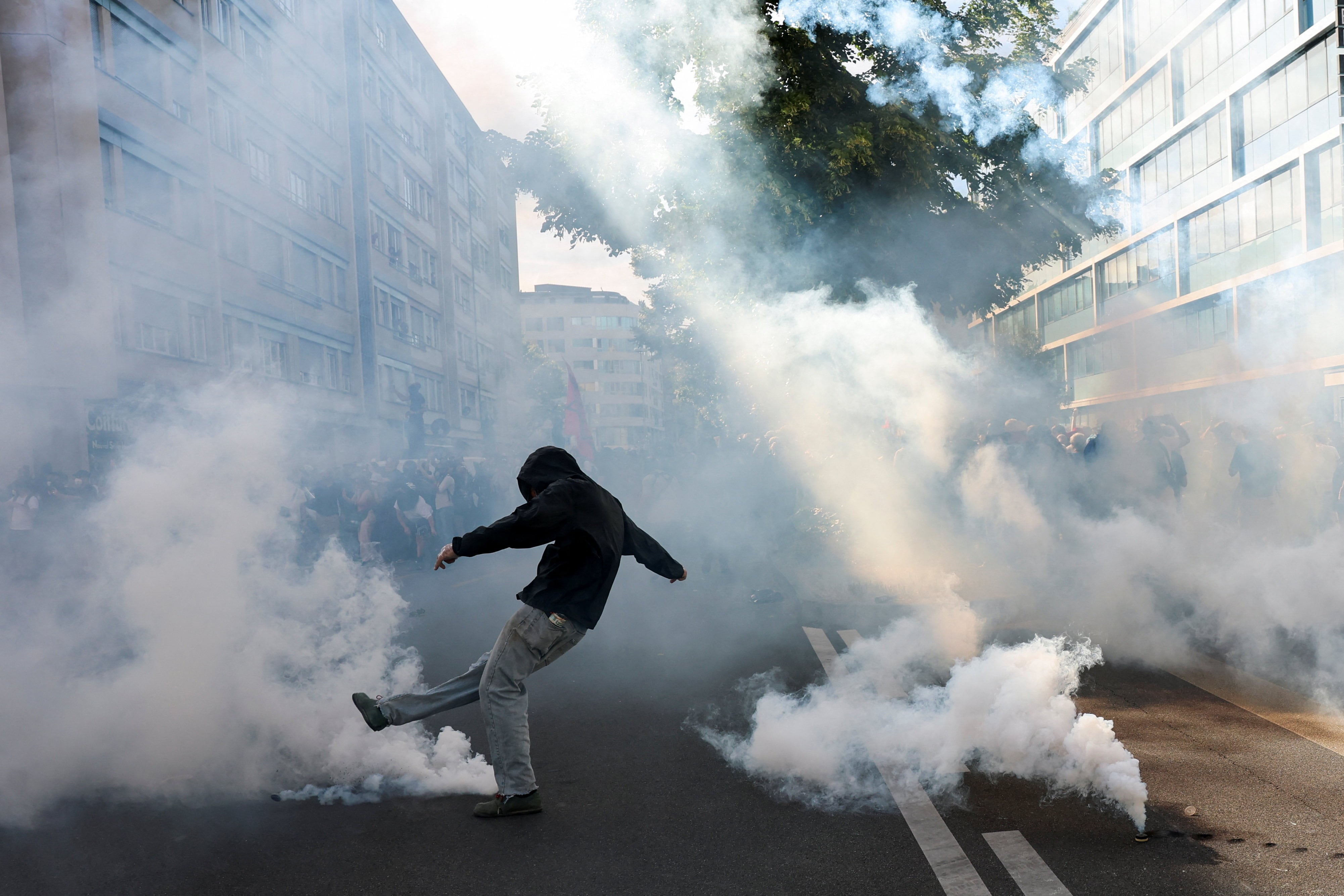 La indignación por las injusticias globales estalla en una protesta contra el G-7 en Ginebra