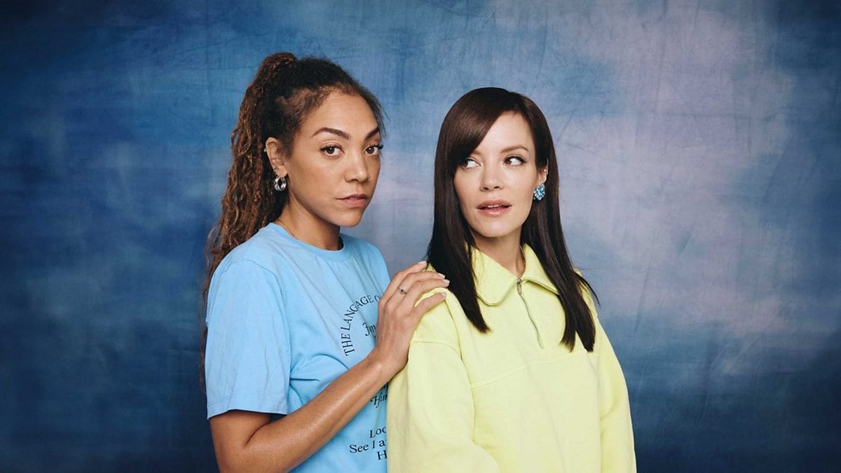 Lily Allen confirma su ruptura con David Harbour: “Solo puedo concentrarme en mi dolor” 1 Imagen de portada del 'podcast' 'Miss Me?', presentado por Lily Allen y Miquita Oliver.