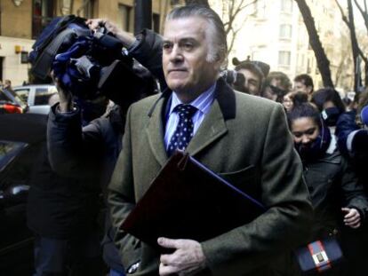 El extesorero, Luis Bárcenas, sale de su domicilio en Madrid.