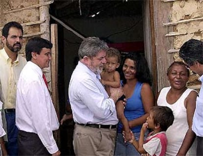 El presidente de Brasil, Lula da Silva, durante una visita a una zona humilde de la ciudad de Teresina.