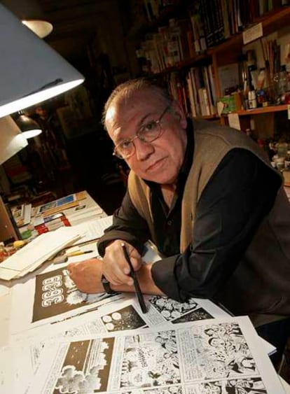 El dibujante Carlos Giménez,  en su estudio de trabajo.