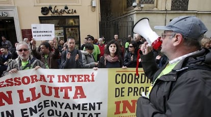 Concentración de profesores interinos frente al Palau de la Generalitat.