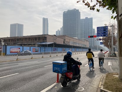 A la izquierda, el hoy clausurado mercado de mariscos de Huanan, en la ciudad china de Wuhan.