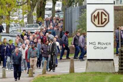 Trabajadores de la planta de MG Rover de Longbridge, en Birmingham, tras una asamblea.