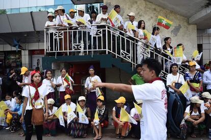 Un grupo de personas espera la llega del papa Francisco en Yangon, Myanmar. 