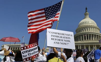 Manifestantes reclaman frente al Capitolio de Washington una nueva ley de inmigración.