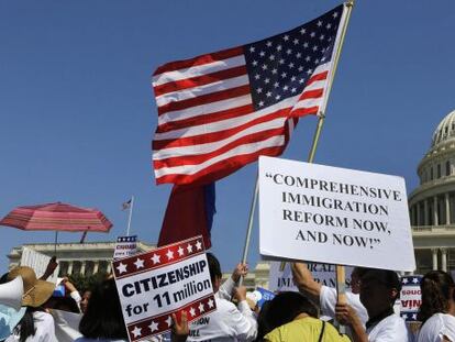 Manifestantes reclaman frente al Capitolio de Washington una nueva ley de inmigración.