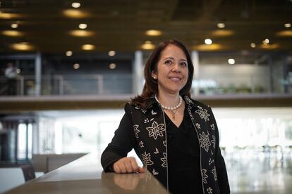 Carolina Montes, directora del Departamento de Derecho Ambiental de la U. Externado de Colombia, en la Cumbre Internacional de Sostenibilidad e Innovación Ambiental, en Bogotá, Colombia, el 23 de agosto de 2023.