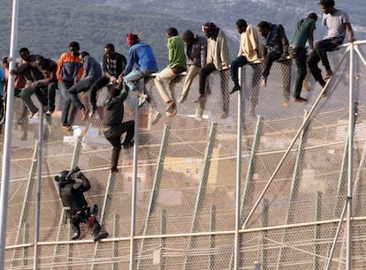 La mayoría de los inmigrantes han intentado el salto por la zona de Villa Pilar, pero se han producido otros intentos casi simultáneos por distintos lugares.