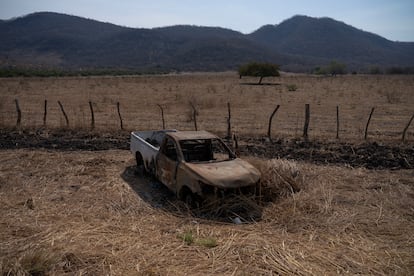 carretera que une Apatzingan y Aguililla, permanecia bloqueada