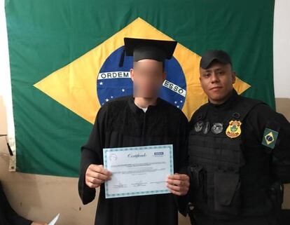 O coordenador da 1° Regional Prisional de Goiás, Josimar Pires Nicolau do Nascimento, ao lado de um detento.