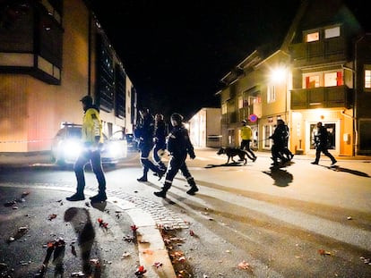 Agentes de la policía de Kongsberg, en el centro de la ciudad, poco después del ataque en el que murieron asesinadas cinco personas el 13 de octubre.