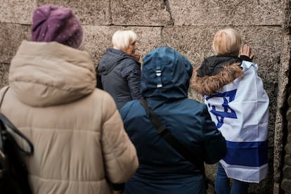 Varios supervivientes y familiares colocan velas cerca del Muro de la Muerte durante una ceremonia en el antiguo campo de concentración y exterminio nazi alemán de Auschwitz-Birkenau, en Oswiecim, Polonia.