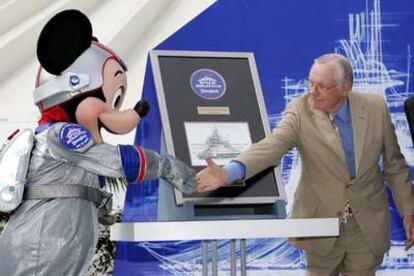 El astronauta Neil Armstrong felicita a Mickey Mouse en la reinauguración de la Space Mountain.