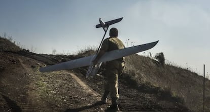 Un soldado israelí se dispone a lanzar un dron sobre Siria.