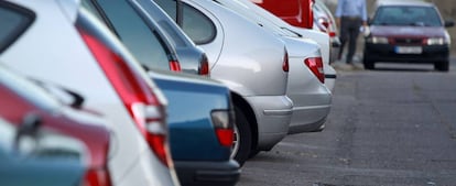 Fila de coches aparcados en Madrid