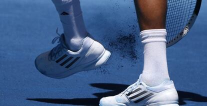El tenista francés Jo-Wilfried Tsonga se quita la arena pegada en una zapatilla en su partido ante el ucraniano Alexandr Dolgopolov