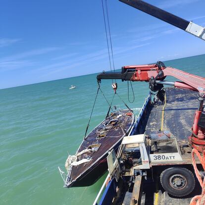 Recuperación del casco del velero 'Capitán III' frente a Chipiona.