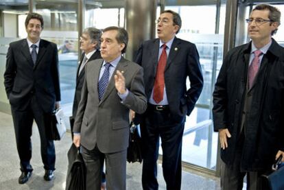 Pello González, José Luis Cimiano, Xabier Agirre, José Luis Bilbao y Markel Olano, de izquierda a derecha, antes de una reunión del Consejo Vasco de Finanzas.