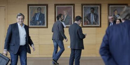 A la izquerda, el retrato de Ramón Espinar en la Asamblea de Madrid.