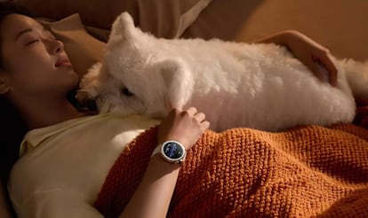 OPPO Watch X2 Mini utilziado por una chica