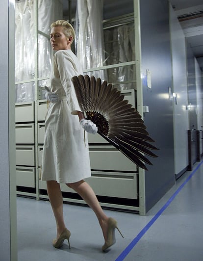 A medio camino entre la performance y la moda, Impossible Wardrobe sirvió para que Swinton recuperara vestidos que son considerados obras de arte en el Palais de Tokyo (París).