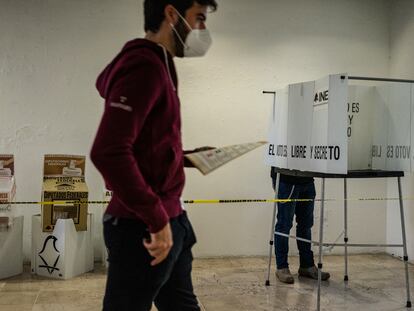 Varias personas acuden a votar a una casilla en Ciudad de México durante las elecciones intermedias de junio de 2021.