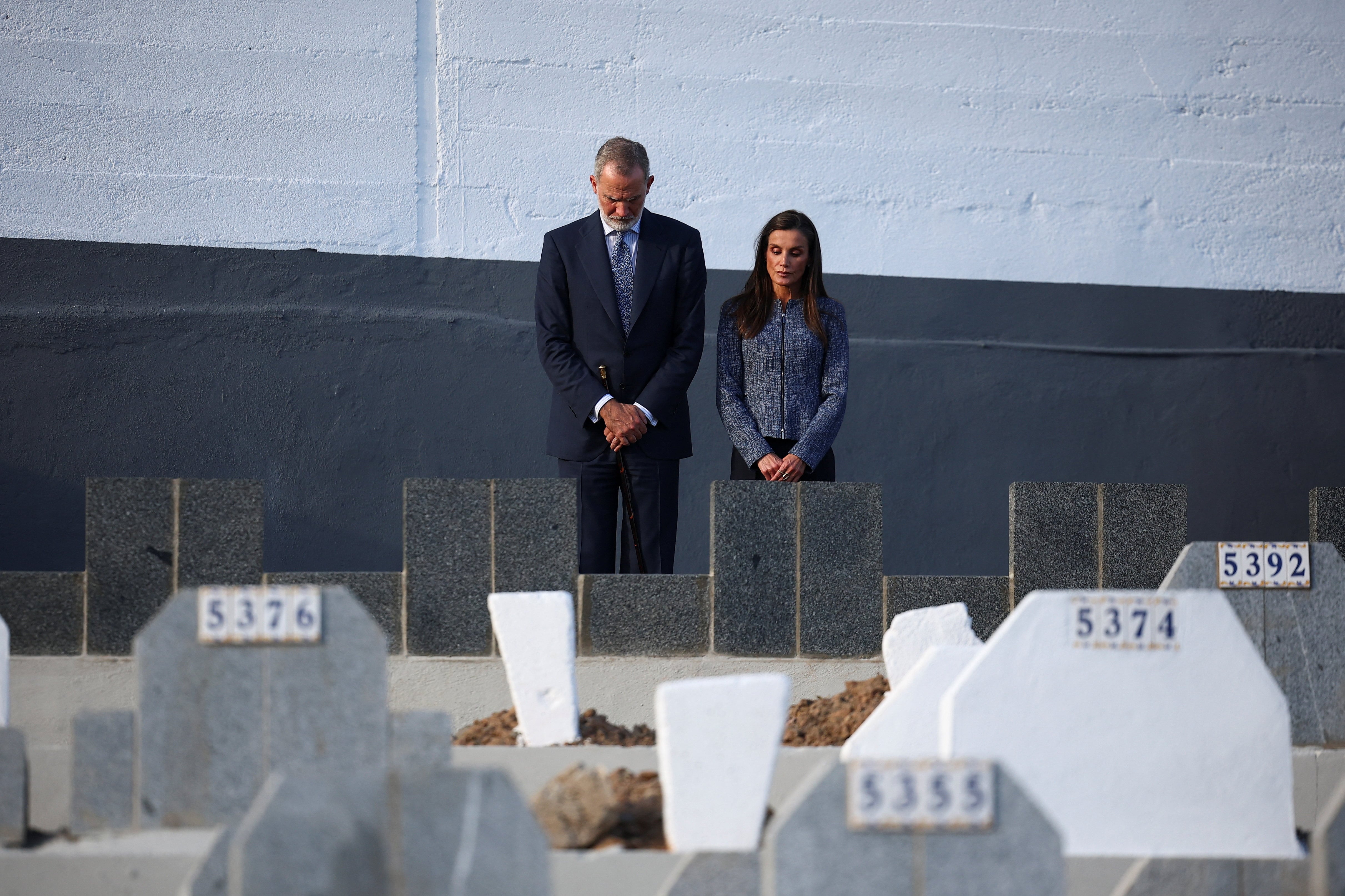 Última hora de la visita de los Reyes a Ceuta, en directo | Los Reyes riden homenaje a las víctimas de la entrada masiva en el cementerio musulmán de Sidi Embarek