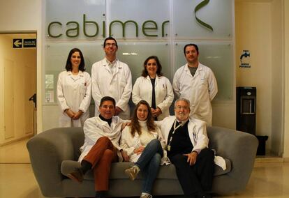 Investigadores del centro Cabimer en Sevilla. En el sofá, de izquierda a derecha: Benoit Gauthier (jefe de laboratorio), Nadia Cobo-Vuilleumier (autora principal de la investigación) y Bernat Soria (director del departamento). Detrás, de izquierda a derecha: Esther de la Fuente Martin, José Manuel Mellado-Gil, Petra I Lorenzo y Alejandro Martin Montalvo.