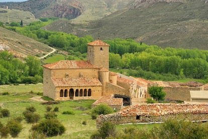 Iglesia románica en Caracena (Soria).