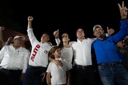 Jesús Zambrano, Alejandro Moreno, Manolo Jiménez con su esposa e hijo y Marko Cortés