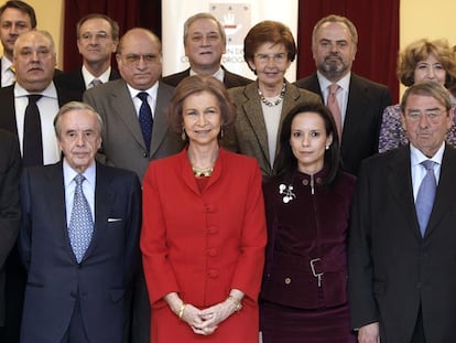 La Reina con parte de los premiados por la FAD.