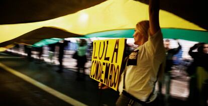 Una mujer celebra la condena a Lula en Sao Paulo (Brasil).