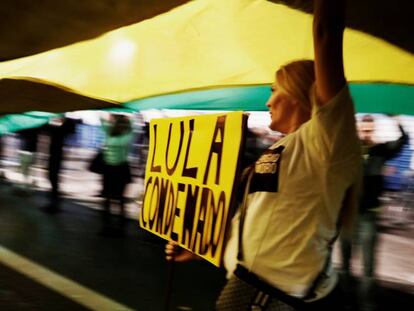 Una mujer celebra la condena a Lula en Sao Paulo (Brasil).