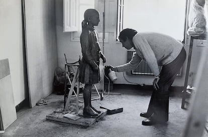 Imagen del escultor Francisco López en su estudio humedeciendo la figura en arcilla, la primera figura de un proceso que luego continuaría con el vaciado en escayola y finalmente la figura en bronce. La obra se titula 'Retrato de Pilar', de 1974.