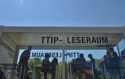 Ciudadanos alemanes consultan documentos secretos del TTIP en una oficina instalada por Greenpeace en Berlín.