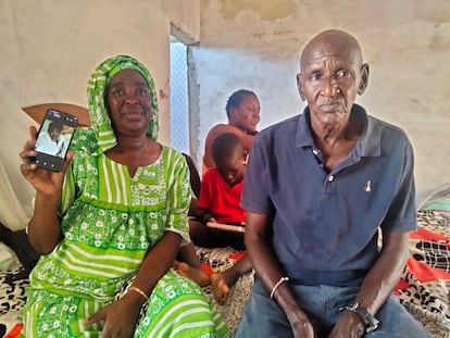 Sandiery Diop y Oumou Sarr, padres de Doudou Diop, sentados en la cama de su hijo en su casa del barrio de Pikine, en Saint Louis (Senegal), el pasado 29 de agosto.