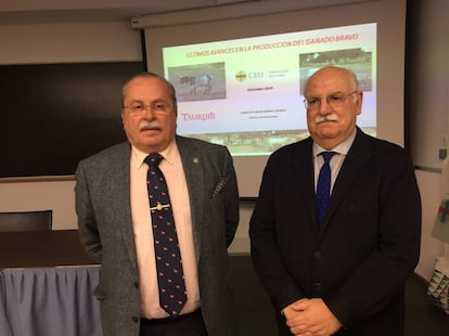 Francisco J. Jiménez, a la izquierda, y Rafael Cabrera, director del Aula de Tauromaquia de la Universidad CEU San Pablo.