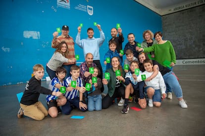 Foto de familia al terminar el taller, con Álex Remiro en el centro de la imagen.