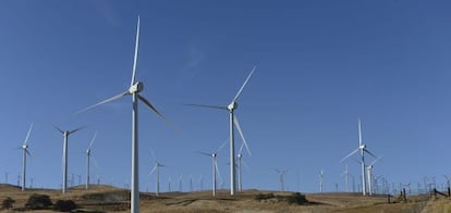 Turbinas de viento para la producci&oacute;n de energ&iacute;a e&oacute;lica.