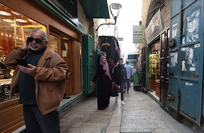 Una calle del centro de la ciudad de Belén, en Cisjordania, con comercios cerrados y sin turistas a causa de la guerra con Israel, cuando se acerca la Navidad; el domingo. 
