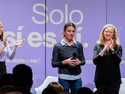 La ministra de Igualdad, Irene Montero, rodeada de la líder de Podemos, Ione Belarra, y la delegada del Gobierno contra la Violencia de Género, Victoria Rosell, este domingo en un acto del partido en Madrid.