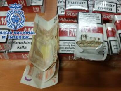 Billetes camuflados en cajetillas de tabaco decomisadas en Barajas.