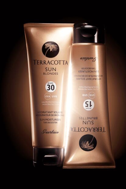 Si tienes la suerte de disfrutar de algún rayo de sol aprovéchalo al máximo y sácale el mayor partido. Con el Hidratante Solar Acelerador de Bronceado de la gama Terracotta de Guerlain lo puedes conseguir y con SPF 15 o 30, según tus necesidades. Protege contra los efectos nocivos del sol pero, a la vez, favorece un color más bonito, uniforme e intenso. Cuesta 39 euros y es en edición limitada.