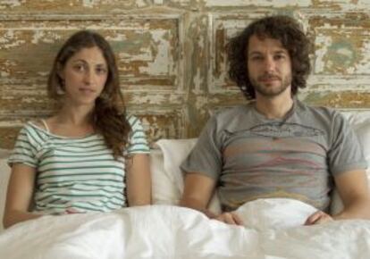 Iván y Camy vivieron 40 días en la cama para una campaña de la Sra. Rushmore.