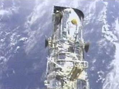 El telescopio <i>Hubble</i>, sujeto a un transbordador, en 2002.