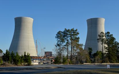 Dos torres de refrigeración de la planta nuclear de Vogtle en Waynesboro, Georgia, en construcción.