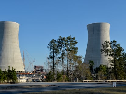 Dos torres de refrigeración de la planta nuclear de Vogtle en Waynesboro, Georgia, en construcción.